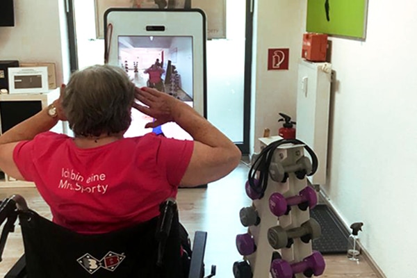 Erfolgsgeschichte: Krafttraining für Senioren im Sitzen - Mehr Bewegung im Rollstuhl dank digitaler Unterstützung